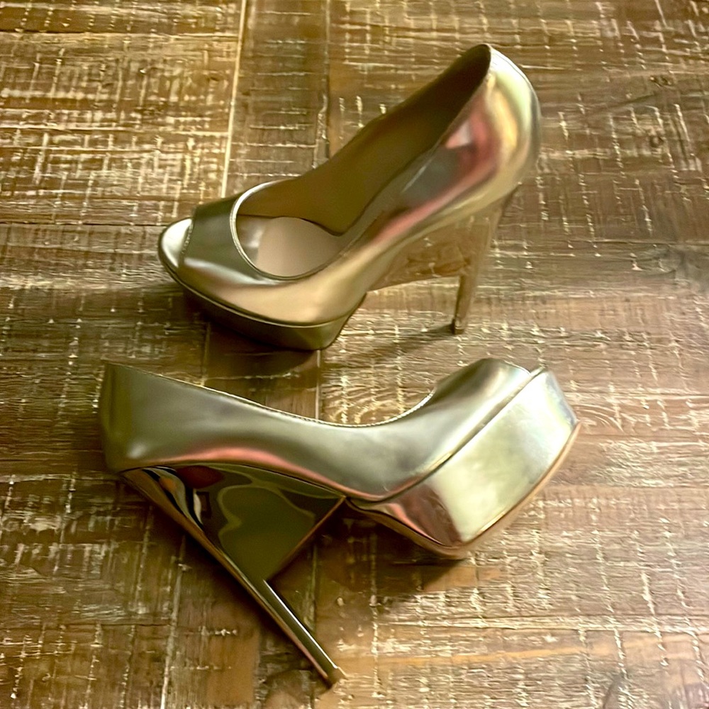 Ruthie Davis gold patent platform pumps.  Sz 40